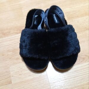 Koolaberra by UGG. Black Fuzzy Slide Sandals.  New In Half Box. Size 7